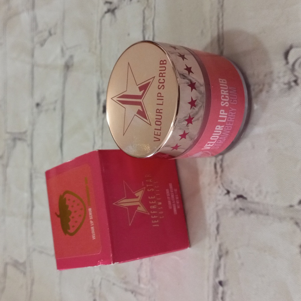 NWT Jeffree Star 1oz Velour Lip Scrub- Strawberry Gum